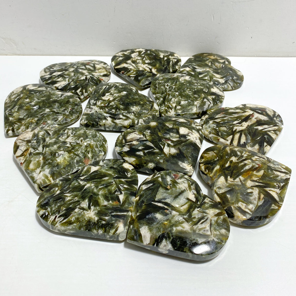 12 Pieces Green Mica Mixed Quartz Heart