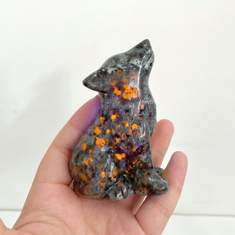 Yooperlite Wolf Carving Wholesale (UV - Reactive) - Wholesale Crystals