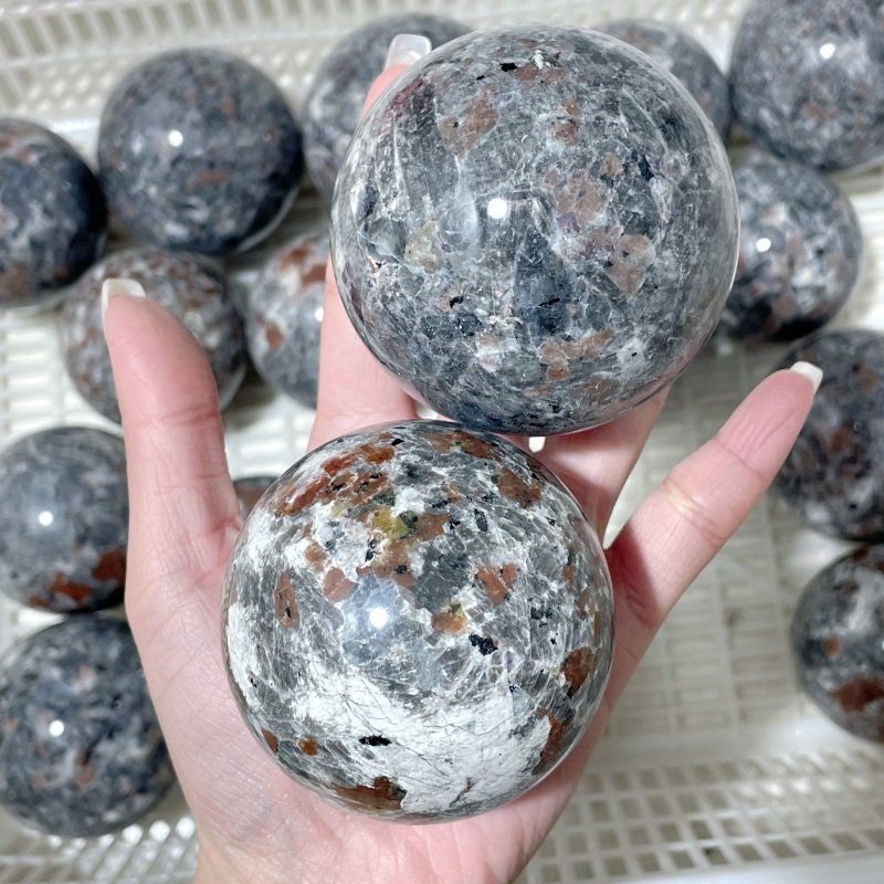 17 Pieces Yooperlite Crystal Spheres(UV - Reactive) - Wholesale Crystals